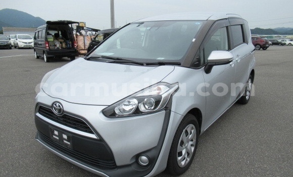 Buy Used Toyota Sienta Silver Car in Beitbridge in Matabeleland South