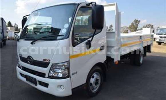 Acheter Occasion Utilitaire Hino 300 Blanc à Beitbridge, Matabeleland South Acheter Occasion Utilitaire Hino 300 Blanc à Beitbridge, Matabeleland South