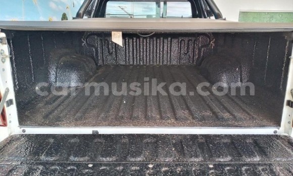 Tenga Tsaru Toyota Hilux Chena Mota in Beitbridge in Matabeleland South Tenga Tsaru Toyota Hilux Chena Mota in Beitbridge in Matabeleland South