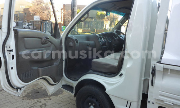Buy Used Hyundai H1 White Car in Beitbridge in Matabeleland South Buy Used Hyundai H1 White Car in Beitbridge in Matabeleland South