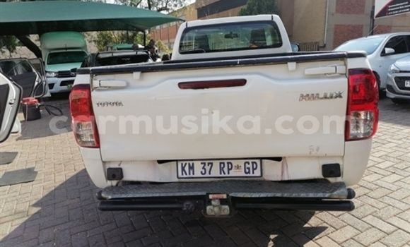 Tenga Tsaru Toyota Hilux Chena Mota in Beitbridge in Matabeleland South Tenga Tsaru Toyota Hilux Chena Mota in Beitbridge in Matabeleland South