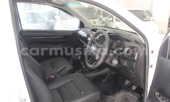 Buy Used Toyota Hilux White Car in Beitbridge in Matabeleland South Buy Used Toyota Hilux White Car in Beitbridge in Matabeleland South