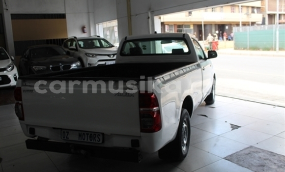 Tenga Tsaru Toyota Hilux Chena Mota in Beitbridge in Matabeleland South Tenga Tsaru Toyota Hilux Chena Mota in Beitbridge in Matabeleland South