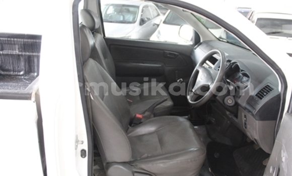 Tenga Tsaru Toyota Hilux Chena Mota in Beitbridge in Matabeleland South Tenga Tsaru Toyota Hilux Chena Mota in Beitbridge in Matabeleland South