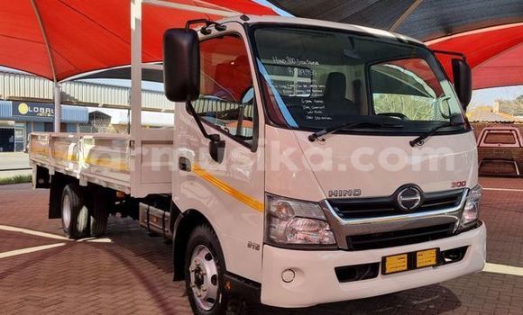 Buy Used Hino 300 Series White Truck in Beitbridge in Matabeleland South Buy Used Hino 300 Series White Truck in Beitbridge in Matabeleland South