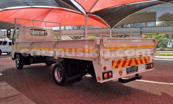 Buy Used Hino 300 Series White Truck in Beitbridge in Matabeleland South Buy Used Hino 300 Series White Truck in Beitbridge in Matabeleland South
