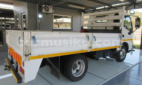 Acheter Occasion Voiture Hindustan Ambassador Blanc à Beitbridge, Matabeleland South Acheter Occasion Voiture Hindustan Ambassador Blanc à Beitbridge, Matabeleland South
