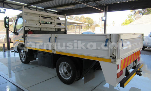 Acheter Occasion Voiture Hindustan Ambassador Blanc à Beitbridge, Matabeleland South Acheter Occasion Voiture Hindustan Ambassador Blanc à Beitbridge, Matabeleland South