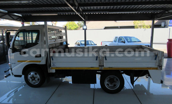 Acheter Occasion Voiture Hindustan Ambassador Blanc à Beitbridge, Matabeleland South Acheter Occasion Voiture Hindustan Ambassador Blanc à Beitbridge, Matabeleland South