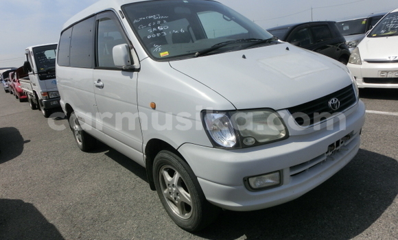 Acheter Occasion Voiture Toyota Noah Blanc à Beitbridge, Matabeleland South
