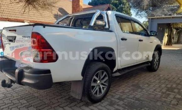 Buy Used Toyota Hilux White Car in Beitbridge in Matabeleland South Buy Used Toyota Hilux White Car in Beitbridge in Matabeleland South