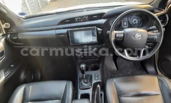 Buy Used Toyota Hilux White Car in Beitbridge in Matabeleland South Buy Used Toyota Hilux White Car in Beitbridge in Matabeleland South