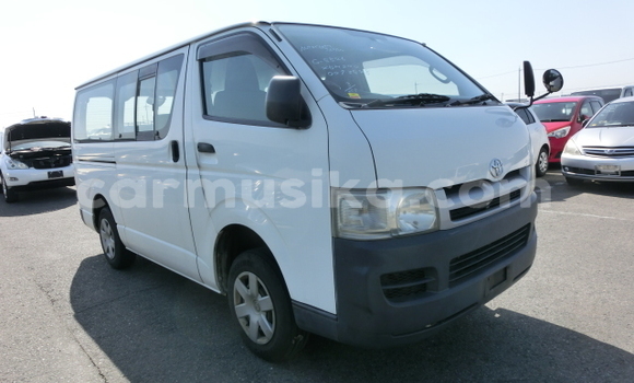 Buy Used Toyota Hiace White Car in Beitbridge in Matabeleland South