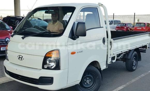 Acheter Occasion Voiture Hyundai H200 Blanc à Beitbridge, Matabeleland South Acheter Occasion Voiture Hyundai H200 Blanc à Beitbridge, Matabeleland South