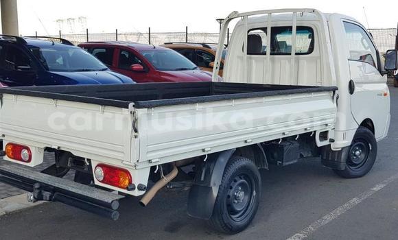 Acheter Occasion Voiture Hyundai H200 Blanc à Beitbridge, Matabeleland South Acheter Occasion Voiture Hyundai H200 Blanc à Beitbridge, Matabeleland South