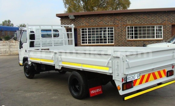 Acheter Occasion Utilitaire Isuzu FTR 850 Blanc à Beitbridge, Matabeleland South Acheter Occasion Utilitaire Isuzu FTR 850 Blanc à Beitbridge, Matabeleland South