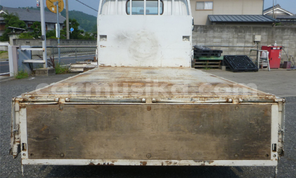 Tenga Tsaru Mitsubishi Fuso Chena Rori in Beitbridge in Matabeleland South Tenga Tsaru Mitsubishi Fuso Chena Rori in Beitbridge in Matabeleland South