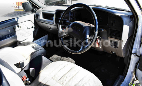 Acheter Occasion Voiture Isuzu KB Blanc à Beitbridge, Matabeleland South Acheter Occasion Voiture Isuzu KB Blanc à Beitbridge, Matabeleland South