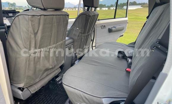 Nunua Ilio tumika Toyota Land Cruiser Nyeupe Gari ndani ya Beitbridge nchini Matabeleland Kusini Nunua Ilio tumika Toyota Land Cruiser Nyeupe Gari ndani ya Beitbridge nchini Matabeleland Kusini