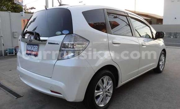 Acheter Occasion Voiture Honda Fit Blanc à Beitbridge, Matabeleland South Acheter Occasion Voiture Honda Fit Blanc à Beitbridge, Matabeleland South