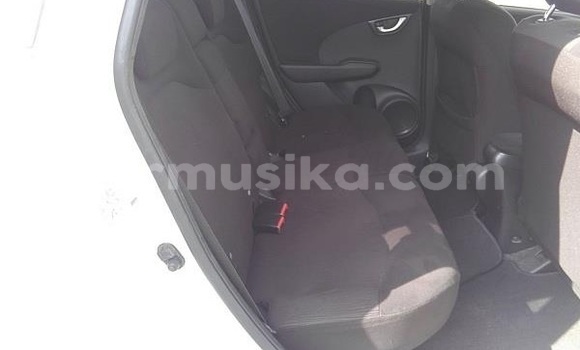 Acheter Occasion Voiture Honda Fit Blanc à Beitbridge, Matabeleland South Acheter Occasion Voiture Honda Fit Blanc à Beitbridge, Matabeleland South