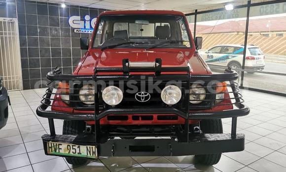 Acheter Occasion Voiture Toyota Land Cruiser Rouge à Beitbridge, Matabeleland South Acheter Occasion Voiture Toyota Land Cruiser Rouge à Beitbridge, Matabeleland South