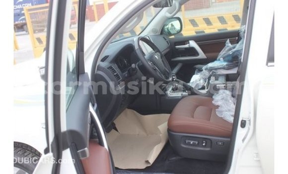 Acheter Import Voiture Toyota Land Cruiser Blanc à Import - Dubai, Harare Acheter Import Voiture Toyota Land Cruiser Blanc à Import - Dubai, Harare