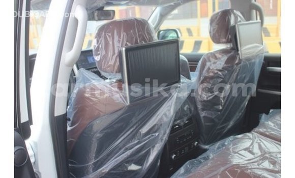 Acheter Import Voiture Toyota Land Cruiser Blanc à Import - Dubai, Harare Acheter Import Voiture Toyota Land Cruiser Blanc à Import - Dubai, Harare