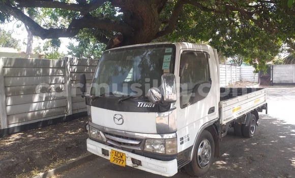 Buy Used Toyota HiAce White Truck in Highfield in Harare
