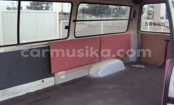 Acheter Occasion Voiture Toyota Hiace Blanc à Beitbridge, Matabeleland South Acheter Occasion Voiture Toyota Hiace Blanc à Beitbridge, Matabeleland South