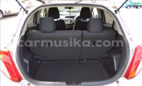 Acheter Occasion Voiture Toyota Vitz Gris à Beitbridge, Matabeleland South Acheter Occasion Voiture Toyota Vitz Gris à Beitbridge, Matabeleland South