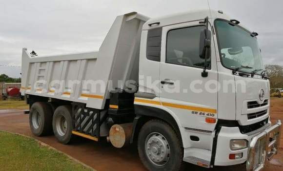 Nunua Ilio tumika Nissan UD Nyeupe Lori ndani ya Beitbridge nchini Matabeleland Kusini Nunua Ilio tumika Nissan UD Nyeupe Lori ndani ya Beitbridge nchini Matabeleland Kusini