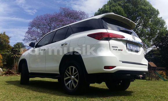 Nunua Ilio tumika Toyota Fortuner Nyeupe Gari ndani ya Beitbridge nchini Matabeleland Kusini