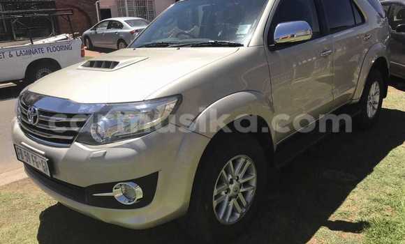 Acheter Occasion Voiture Toyota Fortuner Beige à Beitbridge, Matabeleland South Acheter Occasion Voiture Toyota Fortuner Beige à Beitbridge, Matabeleland South