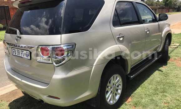 Acheter Occasion Voiture Toyota Fortuner Beige à Beitbridge, Matabeleland South Acheter Occasion Voiture Toyota Fortuner Beige à Beitbridge, Matabeleland South