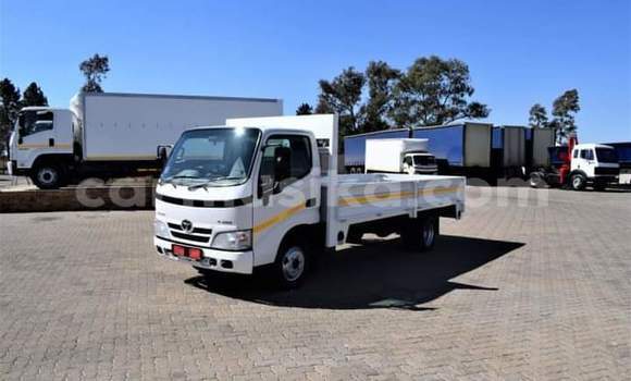 Buy Used Toyota Dyna White Car in Beitbridge in Matabeleland South Buy Used Toyota Dyna White Car in Beitbridge in Matabeleland South