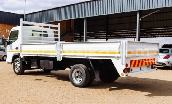 Acheter Occasion Utilitaire Mitsubishi Fuso Blanc à Beitbridge, Matabeleland South Acheter Occasion Utilitaire Mitsubishi Fuso Blanc à Beitbridge, Matabeleland South