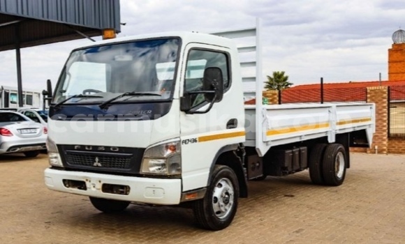 Acheter Occasion Utilitaire Mitsubishi Fuso Blanc à Beitbridge, Matabeleland South Acheter Occasion Utilitaire Mitsubishi Fuso Blanc à Beitbridge, Matabeleland South