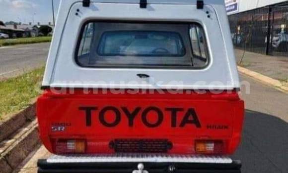 Tenga Tsaru Toyota Hilux Beige Mota in Beitbridge in Matabeleland South Tenga Tsaru Toyota Hilux Beige Mota in Beitbridge in Matabeleland South