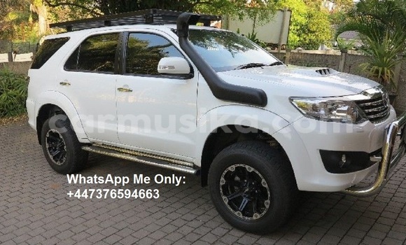 Nunua Ilio tumika Toyota Fortuner Nyeupe Gari ndani ya Harare nchini Harare