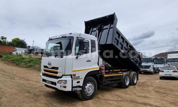 Nunua Ilio tumika Nissan UD Nyeupe Lori ndani ya Beitbridge nchini Matabeleland Kusini Nunua Ilio tumika Nissan UD Nyeupe Lori ndani ya Beitbridge nchini Matabeleland Kusini