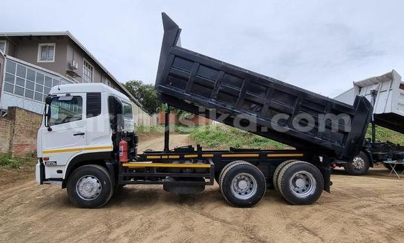 Nunua Ilio tumika Nissan UD Nyeupe Lori ndani ya Beitbridge nchini Matabeleland Kusini Nunua Ilio tumika Nissan UD Nyeupe Lori ndani ya Beitbridge nchini Matabeleland Kusini