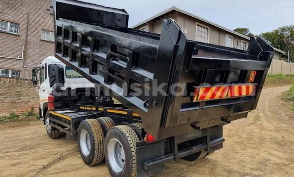 Nunua Ilio tumika Nissan UD Nyeupe Lori ndani ya Beitbridge nchini Matabeleland Kusini Nunua Ilio tumika Nissan UD Nyeupe Lori ndani ya Beitbridge nchini Matabeleland Kusini