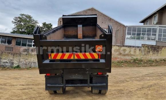 Nunua Ilio tumika Nissan UD Nyeupe Lori ndani ya Beitbridge nchini Matabeleland Kusini Nunua Ilio tumika Nissan UD Nyeupe Lori ndani ya Beitbridge nchini Matabeleland Kusini