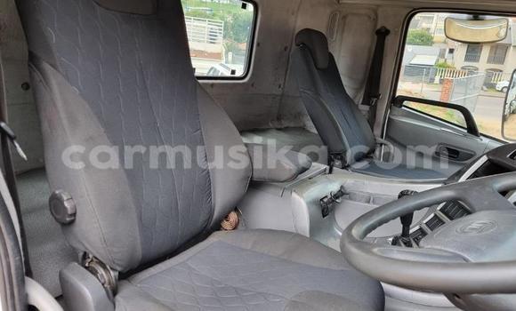 Nunua Ilio tumika Nissan UD Nyeupe Lori ndani ya Beitbridge nchini Matabeleland Kusini Nunua Ilio tumika Nissan UD Nyeupe Lori ndani ya Beitbridge nchini Matabeleland Kusini