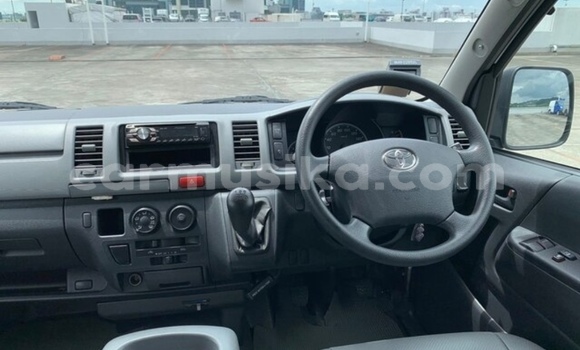 Buy Used Toyota Hiace Silver Car in Beitbridge in Matabeleland South Buy Used Toyota Hiace Silver Car in Beitbridge in Matabeleland South