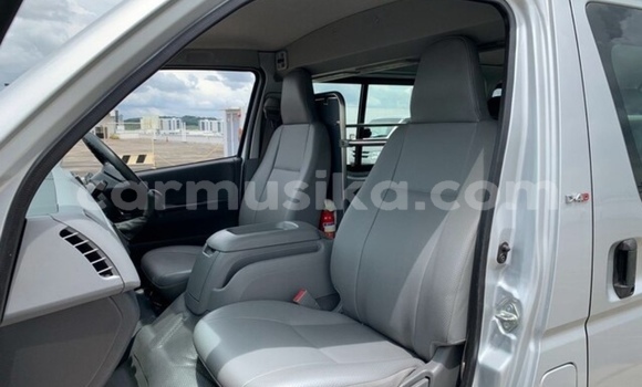 Buy Used Toyota Hiace Silver Car in Beitbridge in Matabeleland South Buy Used Toyota Hiace Silver Car in Beitbridge in Matabeleland South