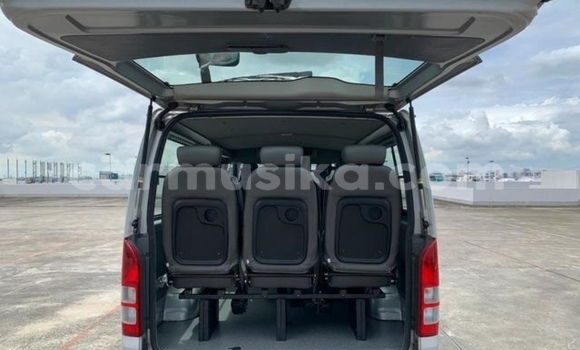 Buy Used Toyota Hiace Silver Car in Beitbridge in Matabeleland South Buy Used Toyota Hiace Silver Car in Beitbridge in Matabeleland South