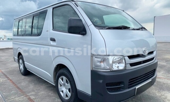 Buy Used Toyota Hiace Silver Car in Beitbridge in Matabeleland South Buy Used Toyota Hiace Silver Car in Beitbridge in Matabeleland South