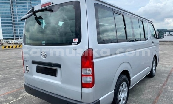 Buy Used Toyota Hiace Silver Car in Beitbridge in Matabeleland South Buy Used Toyota Hiace Silver Car in Beitbridge in Matabeleland South